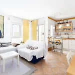 דירה Spacious In 65 M²